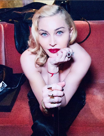 Madonna doa 100 mil máscaras a unidades prisionais dos Estados Unidos