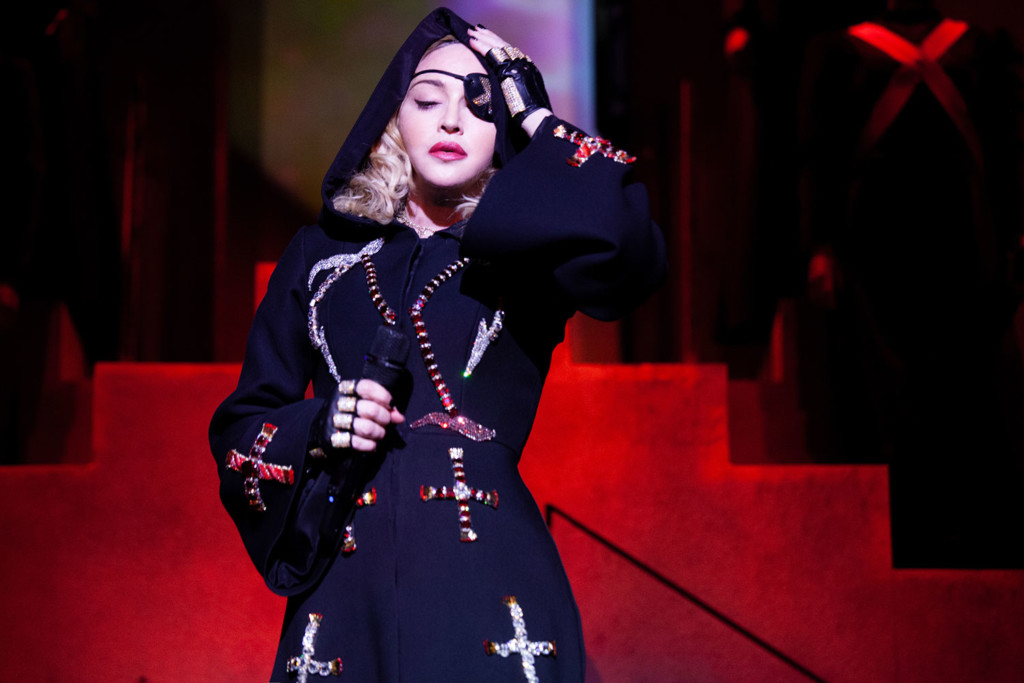 Madonna celebra lançamento de documentário com coleção-cápsula de roupas