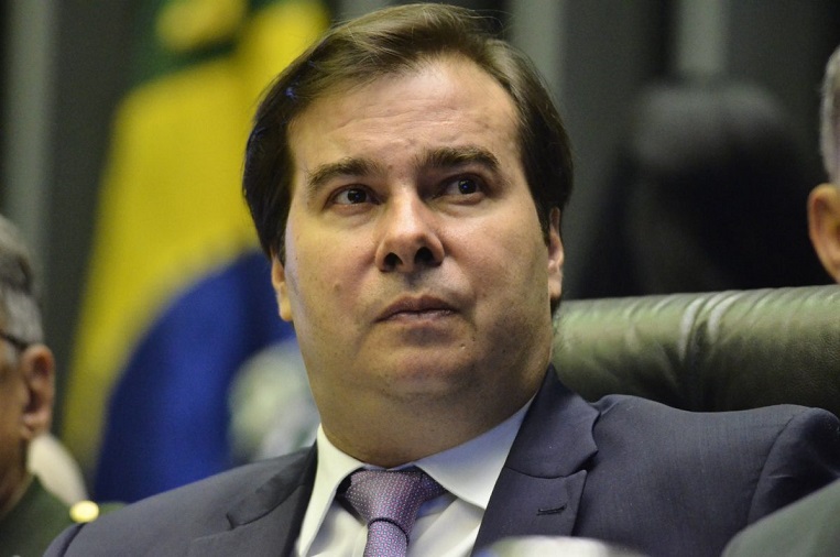 Rodrigo Maia pede que Bolsonaro adie provas do Enem por causa da pandemia