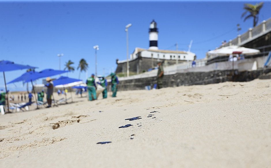 Manchas de óleo chegam a praias do sul da Bahia