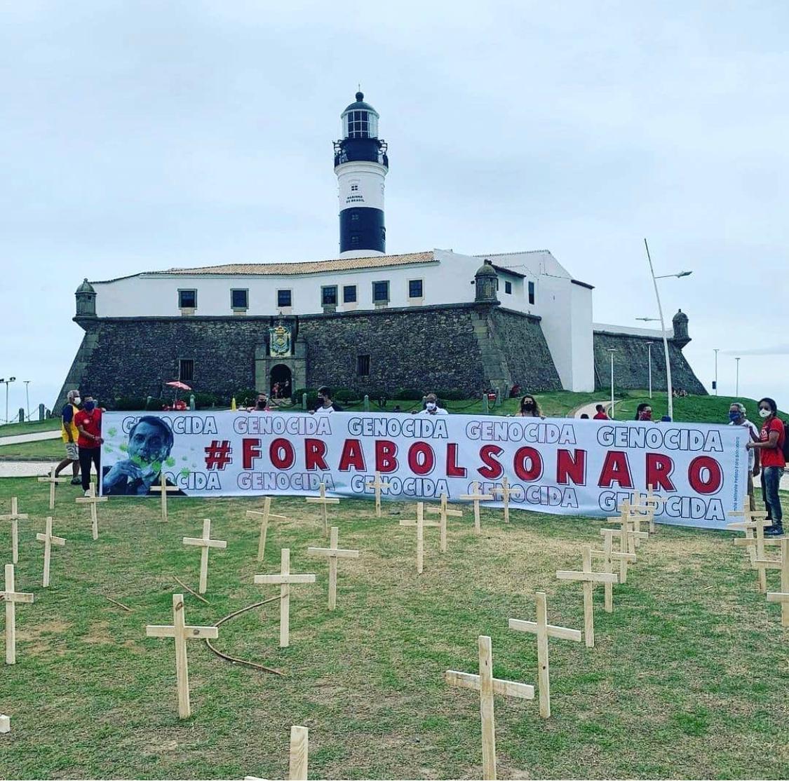 Manifestantes pregam 220 cruzes no Farol da Barra em homenagem aos mortos de covid no Brasil