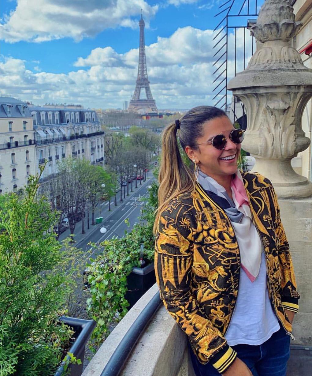 Para desbravar os encantos de Paris, Marcela Mendonça se hospeda no Plaza Athénée
