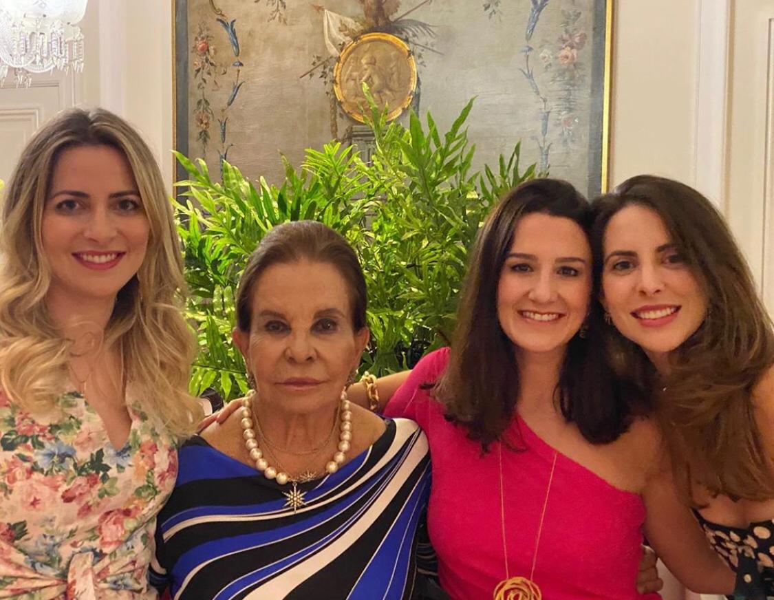 Maria Helena Mendonça reuniu amigas e familiares para confraternização