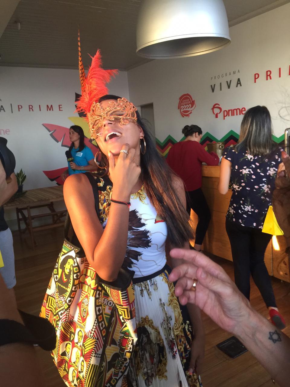 Marina Morena ganha máscara de carnaval da designer Denise Lins