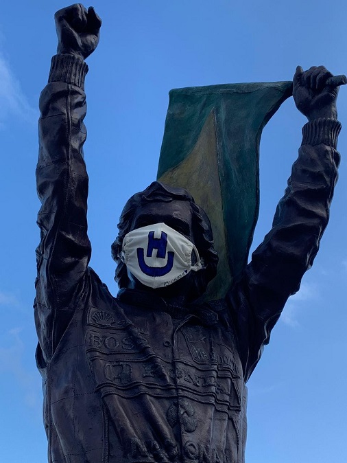 Em Copacabana, estátua de Ayrton Senna ganha máscara de proteção contra o coronavírus