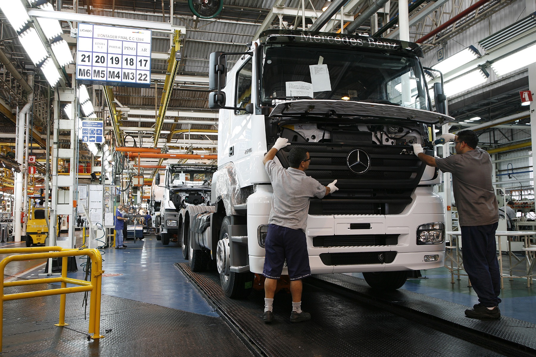 Mercedes-Benz anuncia investimento de R$ 2,4 bilhões em veículos comerciais