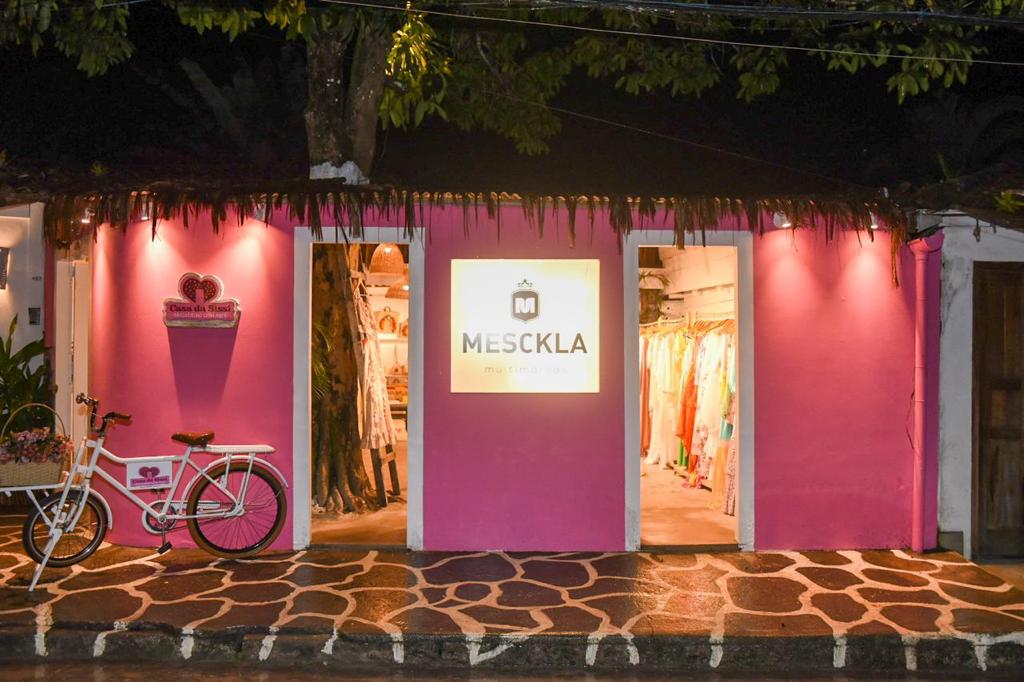 Mesckla e Sohoostyle se juntam em prol das vítimas das chuvas no Sul da Bahia; lojas estão com pop-ups em Trancoso