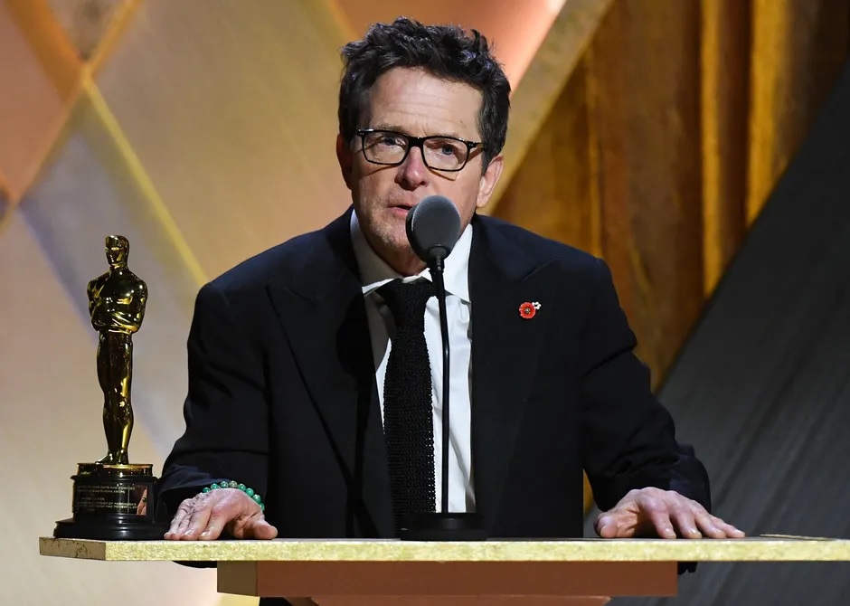 Ator Michael J. Fox recebe Oscar honorário por trabalho humanitário