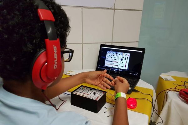 Projeto de empresa baiana estimula crianças a aprenderem tecnologia 3D e robótica