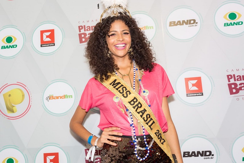 Miss Brasil cai na folia no Planeta Band em Salvador