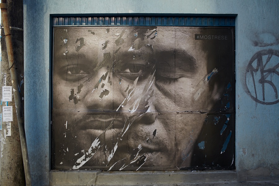 Fotógrafo francês espalha rostos baianos em muros de Salvador