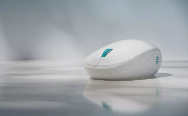 Microsoft lança mouse feito com plástico retirado do oceano