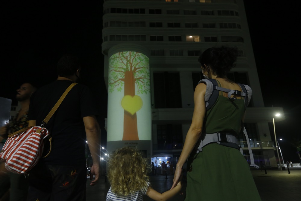 Oceania ganha projeção mapeada para celebrar a plantação de 1 milhão de árvores na Bahia