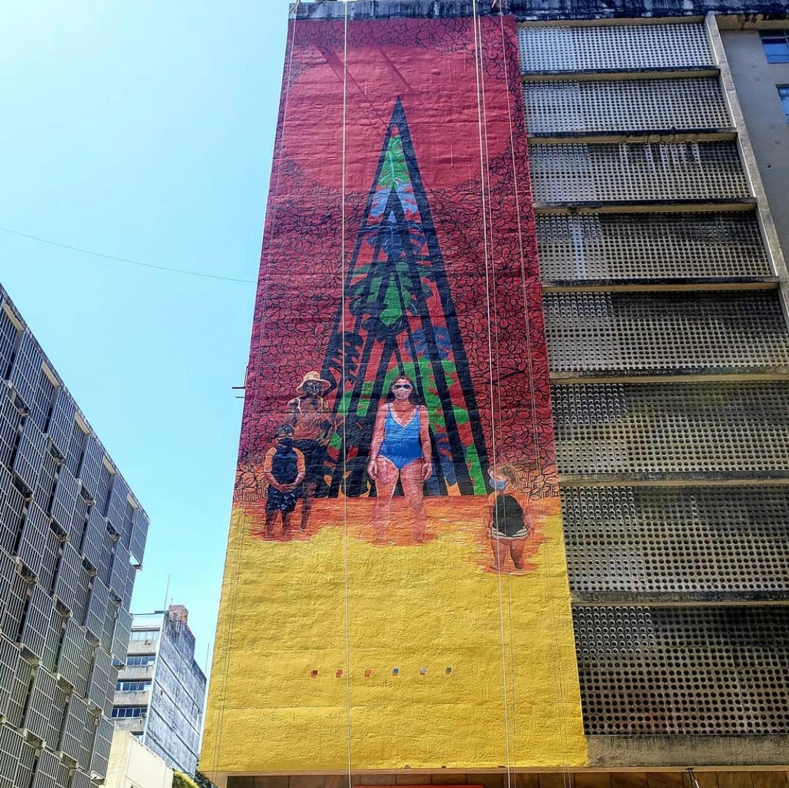 Murais gigantes colorem prédios no Comércio 