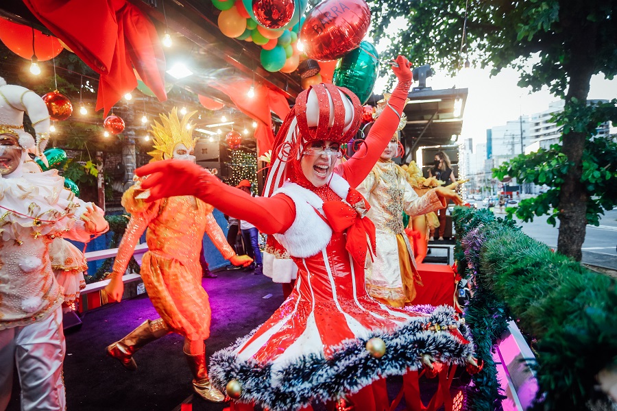 Shopping Barra abre clima de Natal com desfile alegórico por ruas do seu entorno 