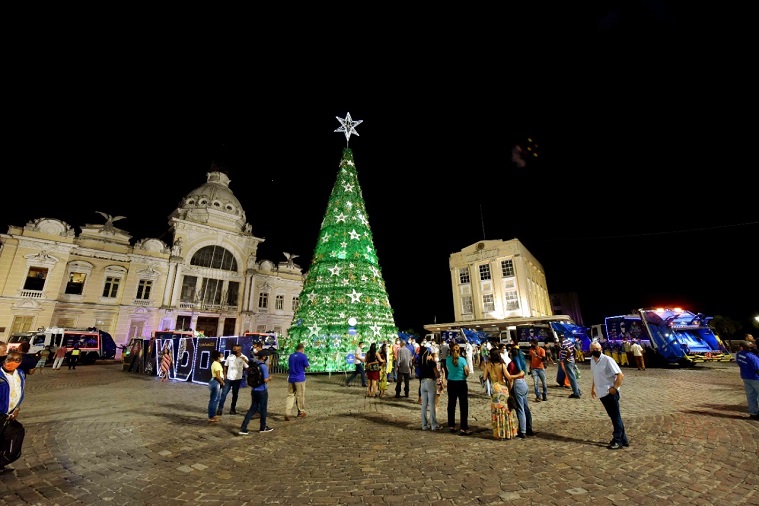 Salvador ganha árvore de Natal sustentável com 29 mil garrafas pet