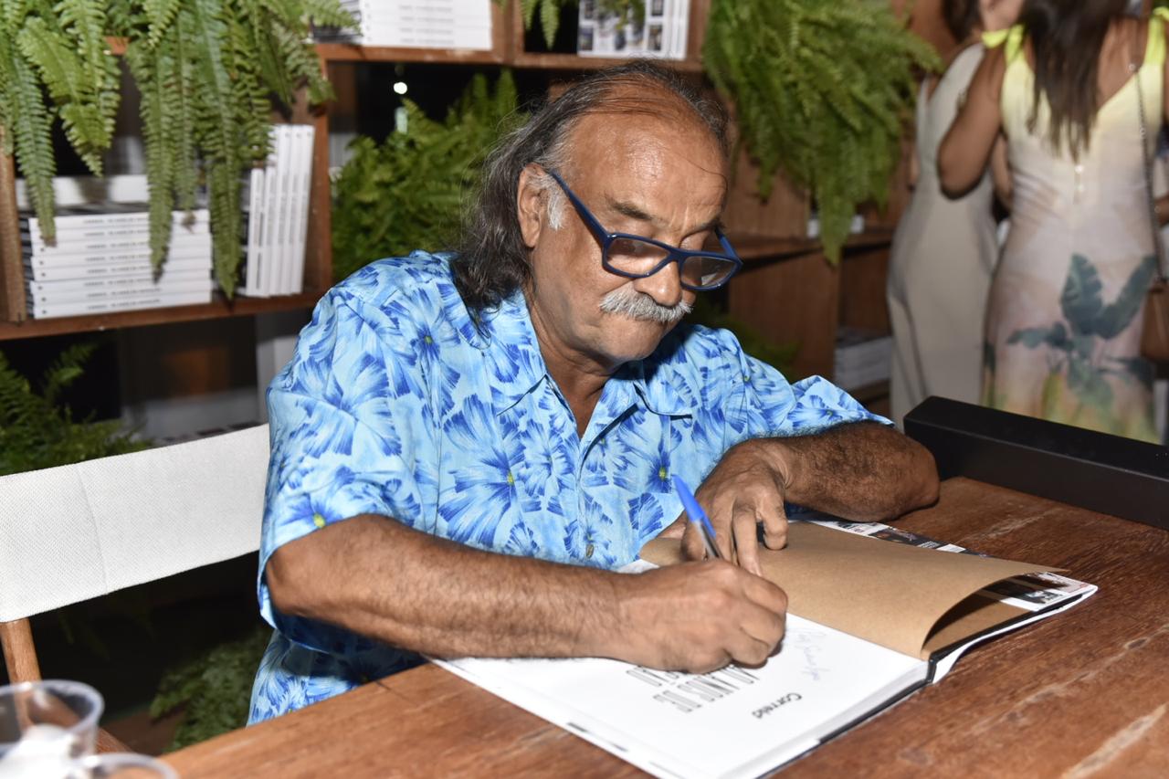  Nelson Cadena assina livro que comemora os 40 anos do Correio