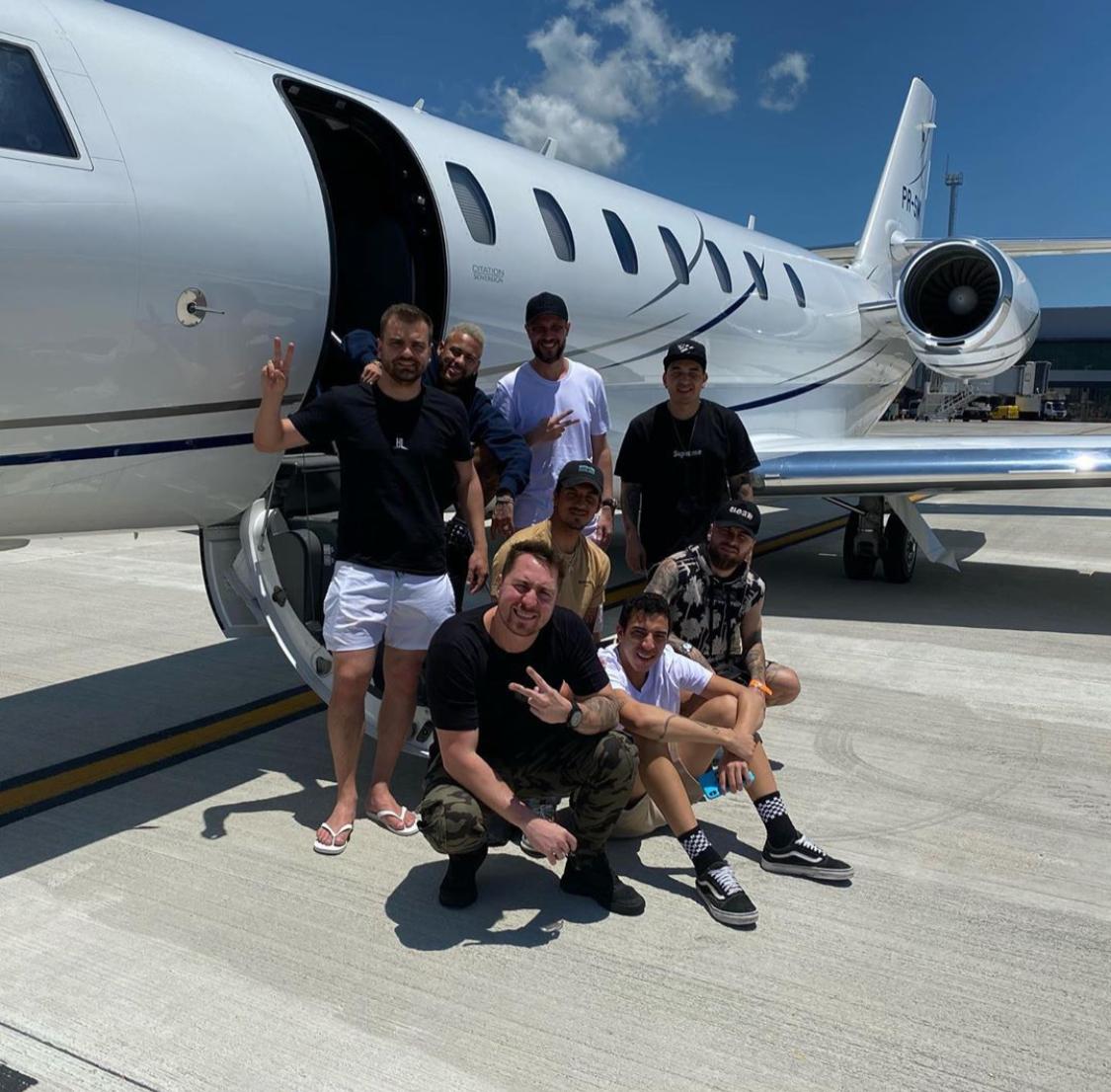 Neymar embarca para Barra Grande em avião particular