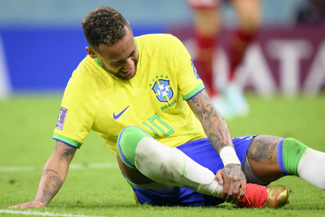 Lesionados, Neymar e Danilo estarão fora dos próximos jogos da seleção brasileira na Copa do Mundo