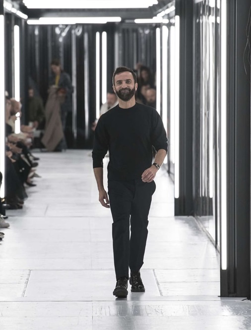 Nicolas Ghesquière renova contrato e segue como diretor artístico da Louis Vuitton
