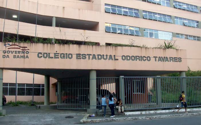 Governador Rui Costa sanciona lei para venda do colégio Odorico Tavares