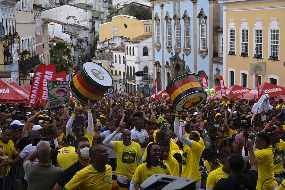 Olodum garante festa para torcedores no Pelourinho durante estreia do Brasil na Copa