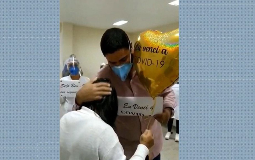 Paciente renal se recupera da Covid-19 e é homenageada após receber alta médica na Bahia