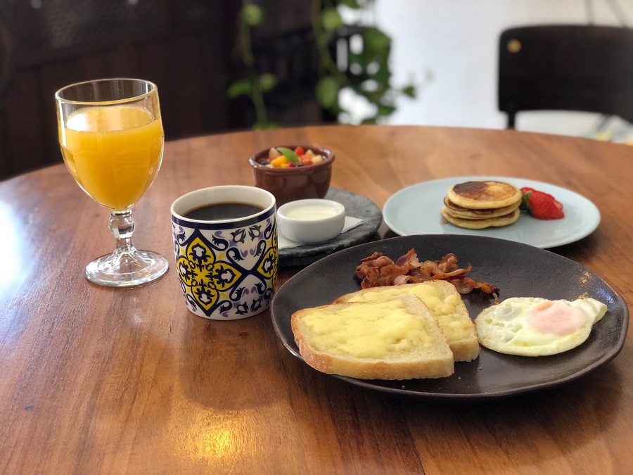 Casa Versace lança menu de café da manhã em parceria com Padoca do Carmo
