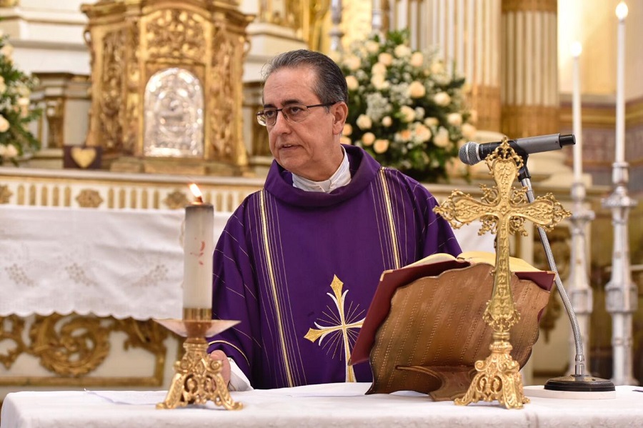 Padre Luis Simões, da Igreja Nossa Senhora da Vitória, celebra 37 anos de ordenação sacerdotal