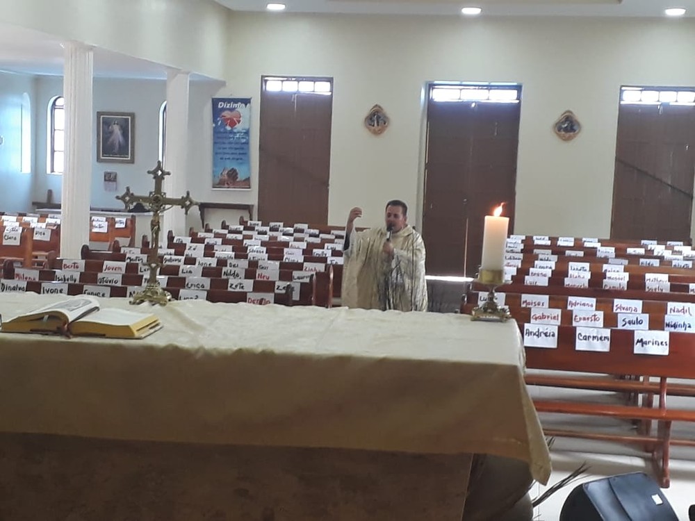 Padre coloca nome de fiéis nos bancos da igreja e celebra missa pela internet no sul da Bahia