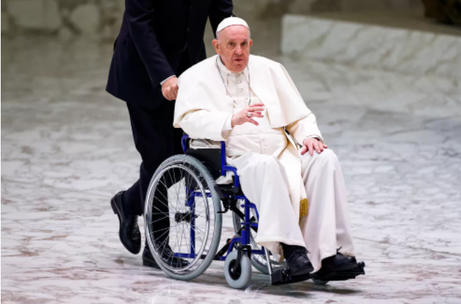 Com inflamação no joelho, Papa Francisco aparece de cadeira de rodas