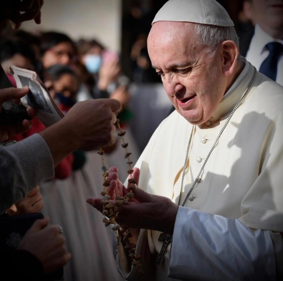 Papa Francisco é internado para cirurgia no intestino em Roma