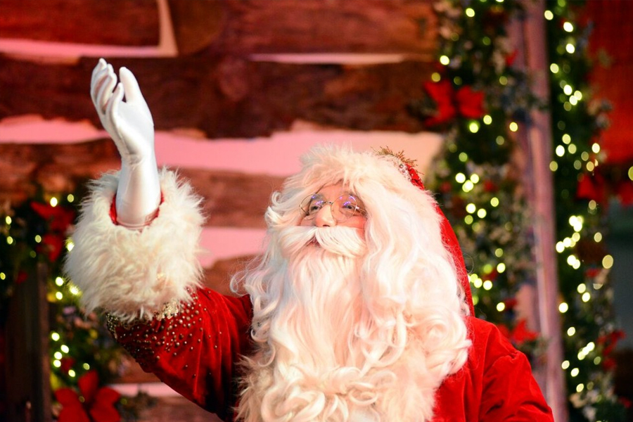 Papai Noel troca trenó por pranchão e desembarca no Shopping Barra na quinta