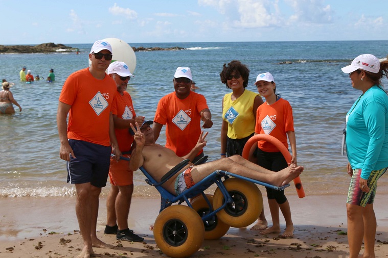  Com banhos de mar assistidos para Pessoas com Deficiência, projeto ParaPraia volta a acontecer em Salvador