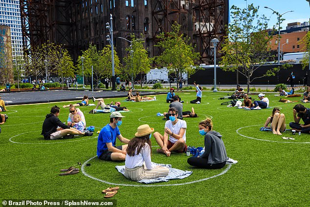 Parque de NY faz marcação no chão para garantir isolamento social