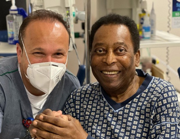 Após cirurgia para retirada de tumor, Pelé recebe alta hospitalar