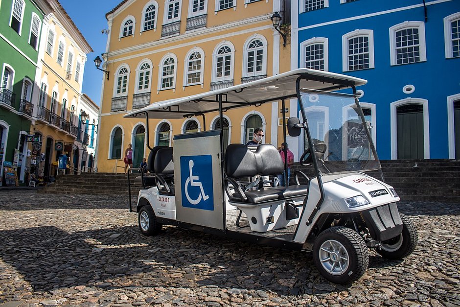 Pelô sobre rodas: carro elétrico faz tour guiado para cadeirantes