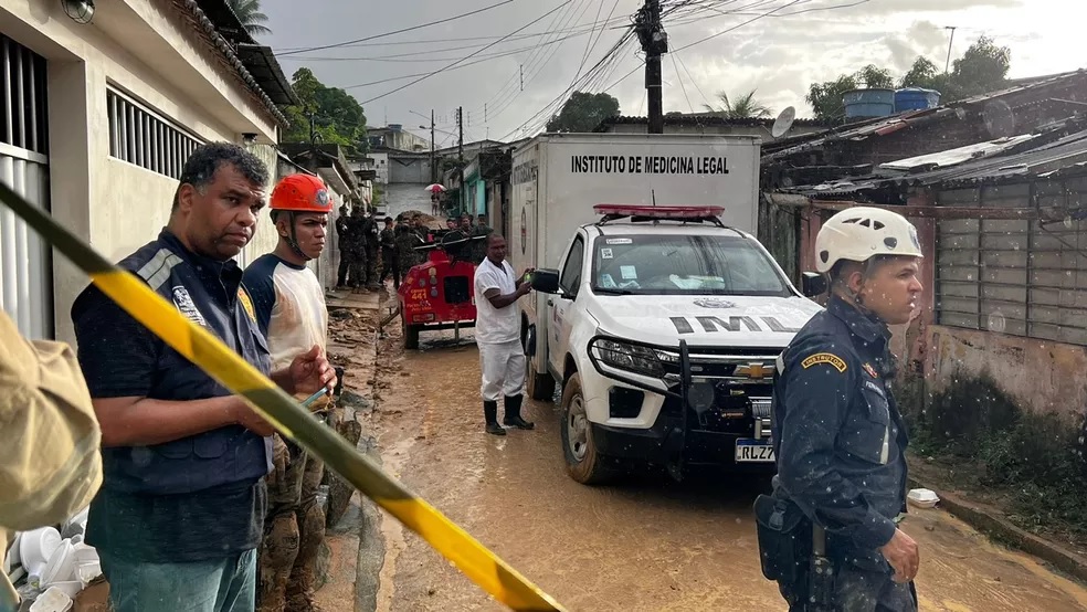 Em 3º dia de buscas, sobe para 87 o número de mortos pelas chuvas em Recife