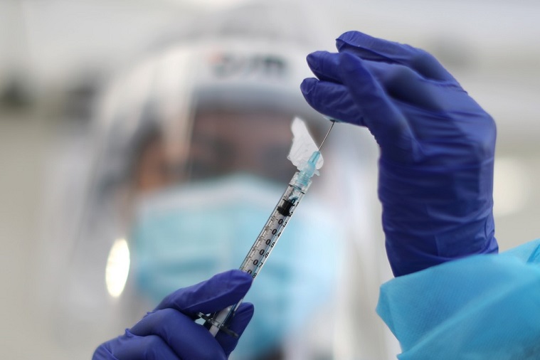 Estudo preliminar aponta que vacina da Pfizer pode ser eficaz contra mutação do novo coronavírus