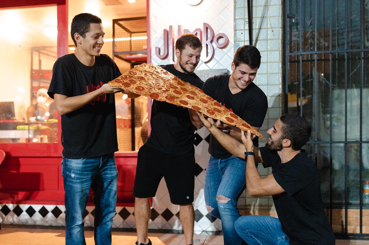Pizzaria no Rio Vermelho comemora primeiro aniversário com sorteio de fatia de um metro