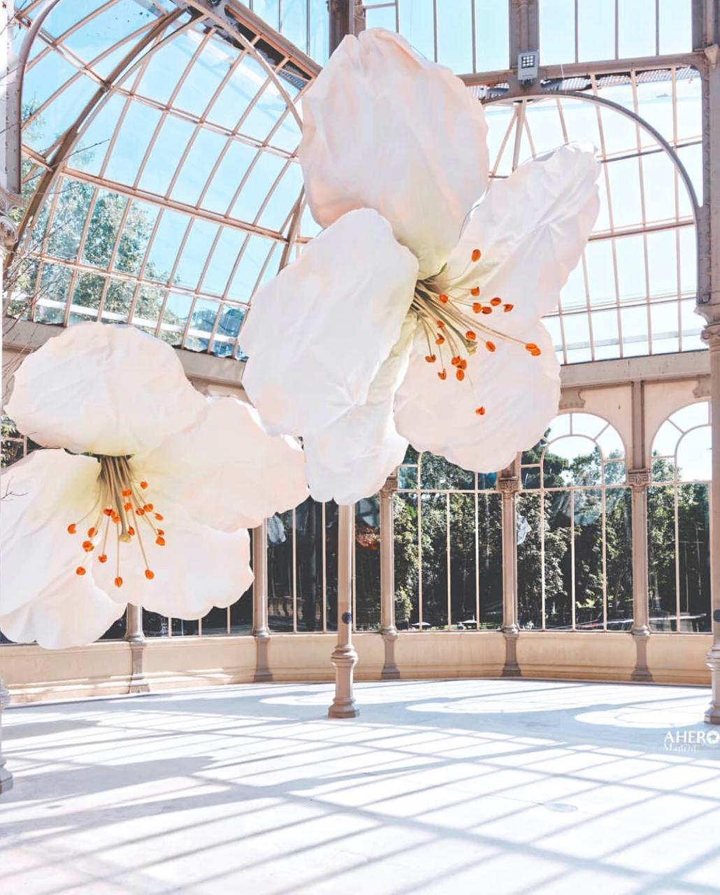 Artista cria instalação com flores gigantes em Madrid