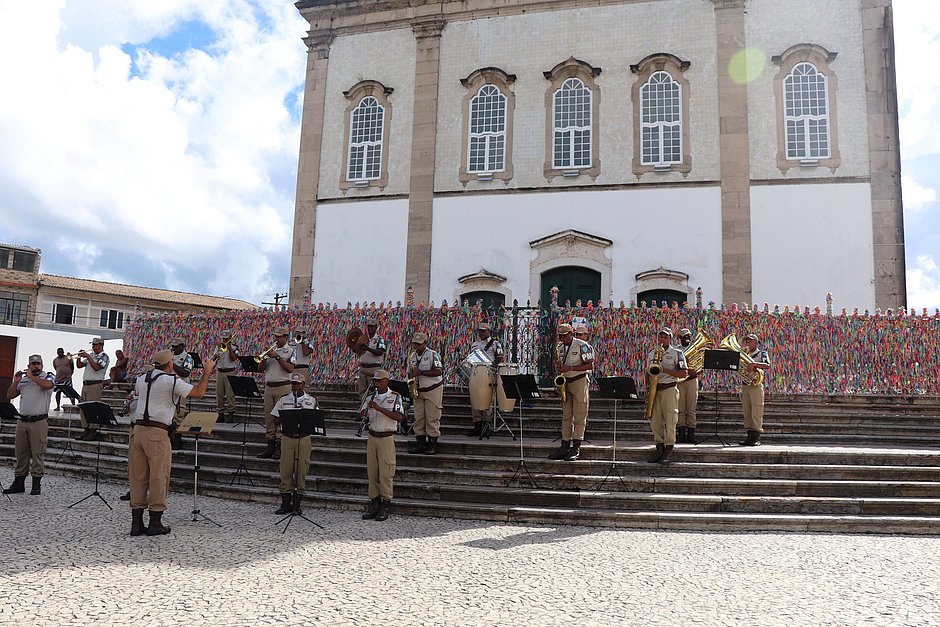 PMs músicos tocam hino ao Senhor do Bonfim na escadaria da igreja