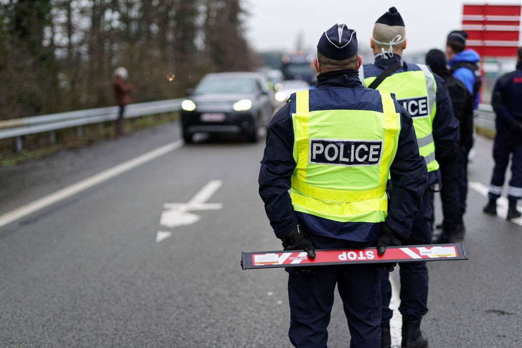 Polícia francesa interrompe orgia com 81 pessoas que violavam a quarentena 