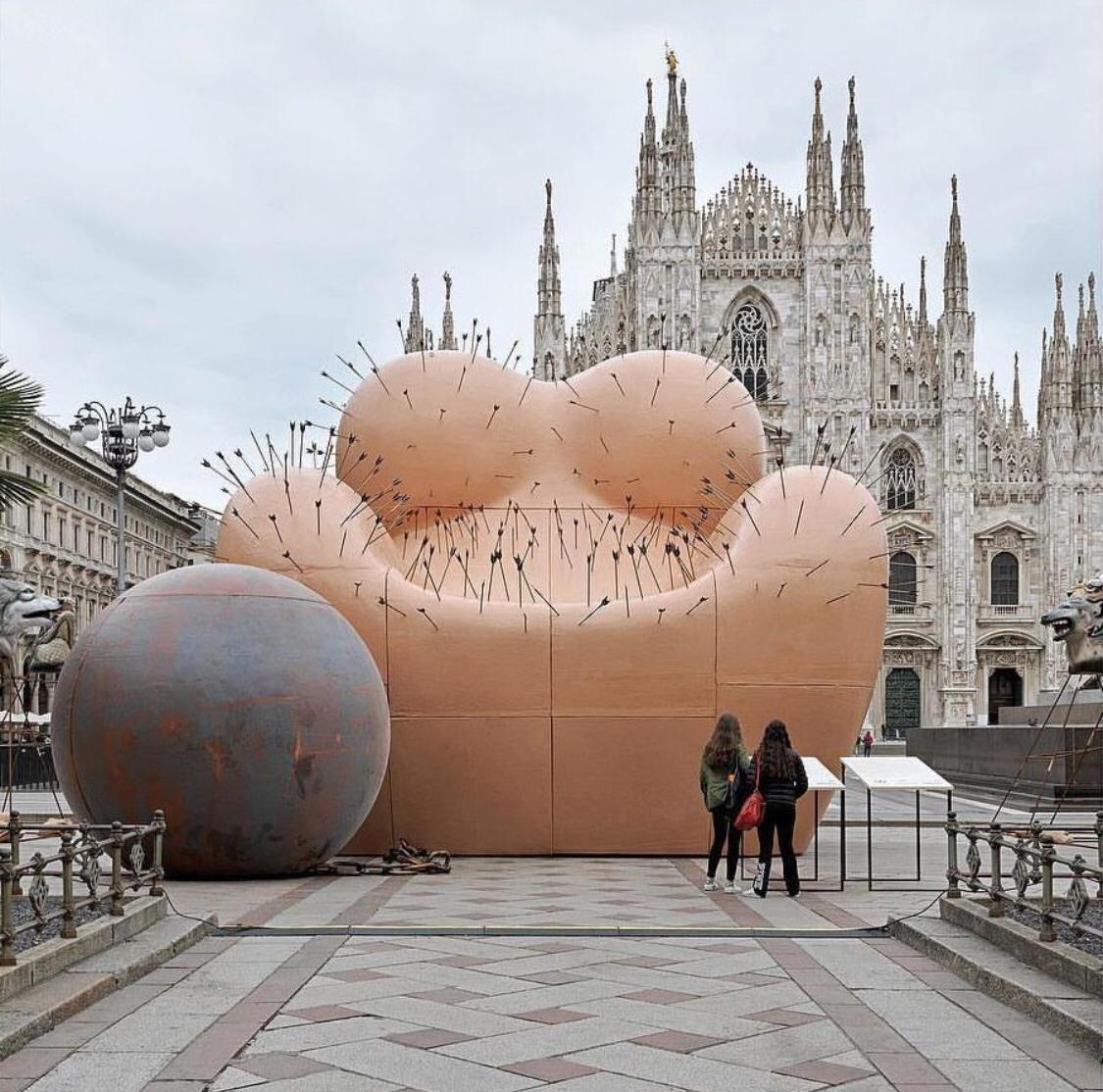 Quem chega a Milão é recepcionado por uma instalação do arquiteto Gaetano Pesce 