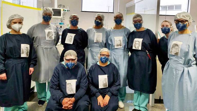 Equipe de hospital de Curitiba cola fotos com sorrisos nos aventais para alegrar pacientes