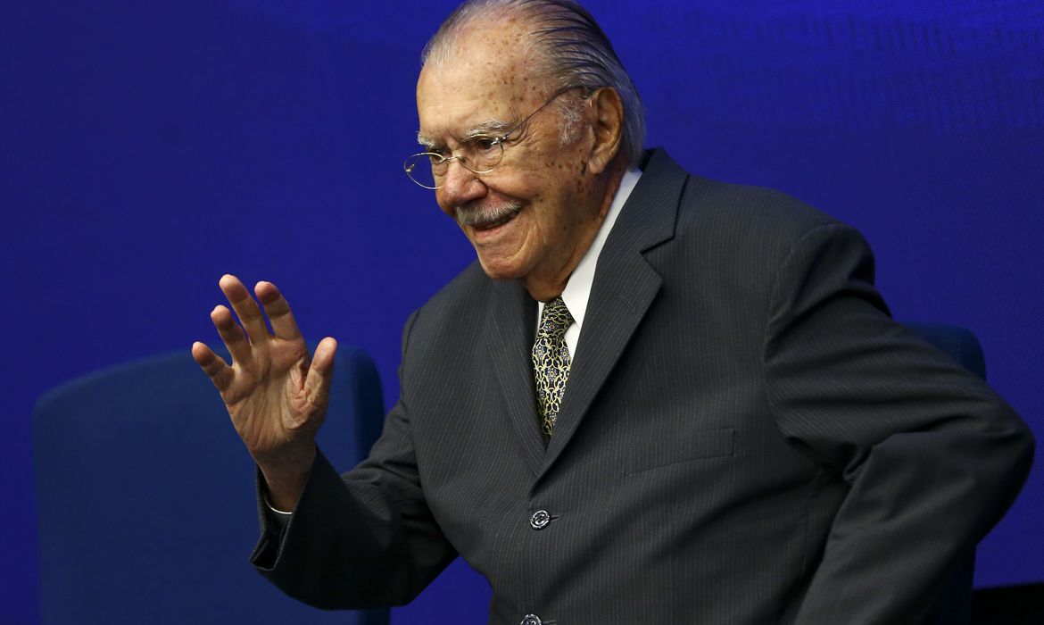 Ex-presidente José Sarney é internado após sofrer queda em casa
