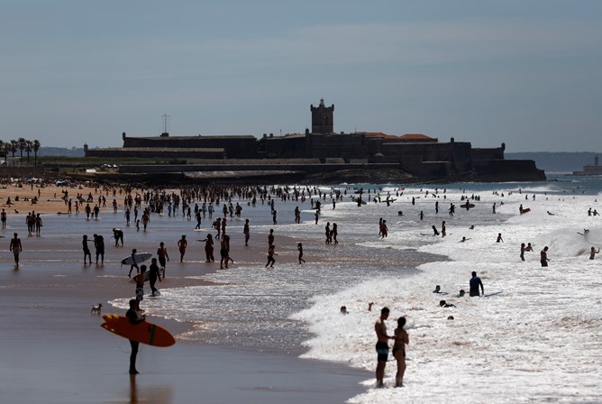 Praias de Portugal enchem no primeiro fim de semana após liberação