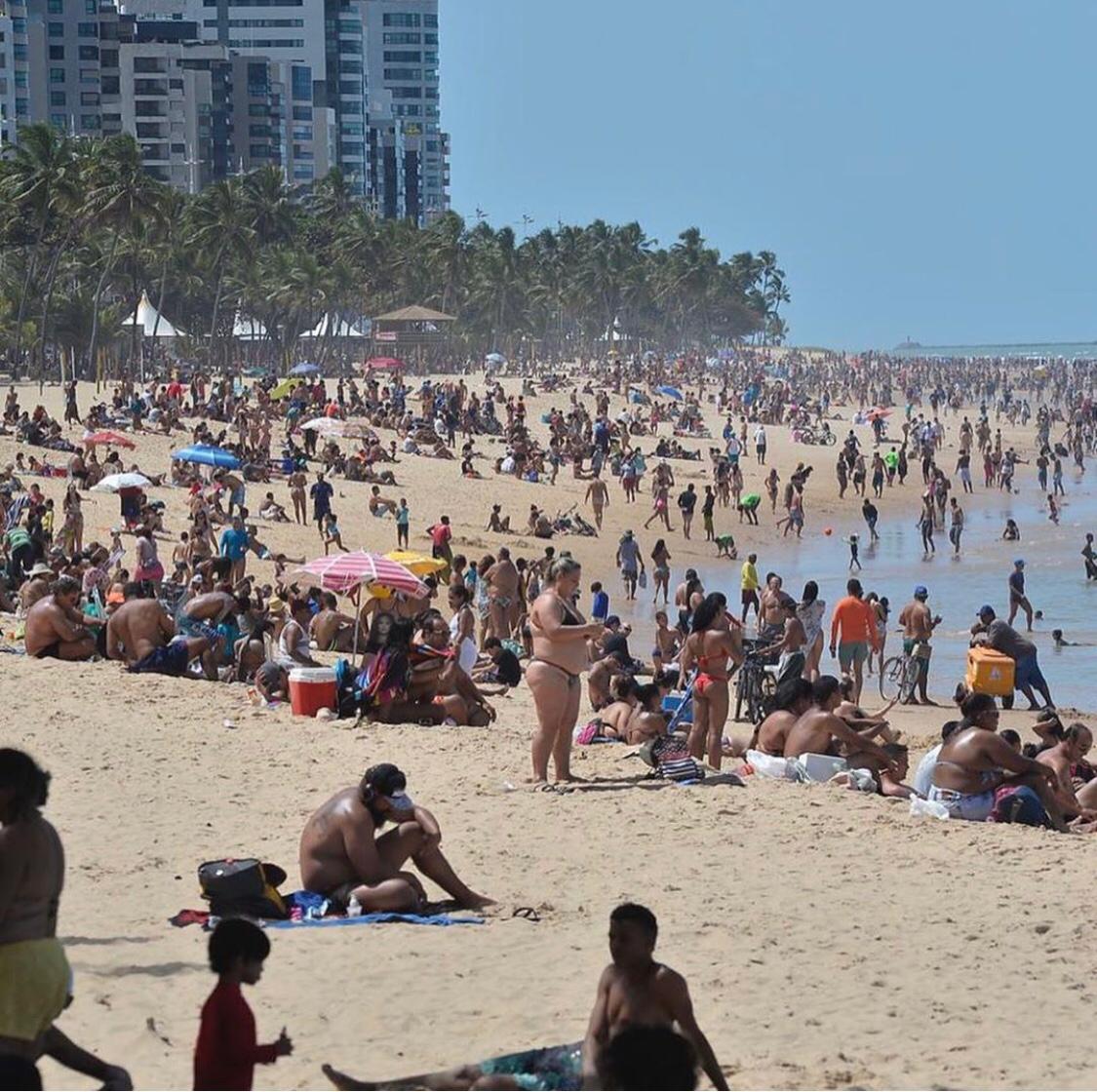 Praias em Recife registram grande fluxo de pessoas neste domingo 