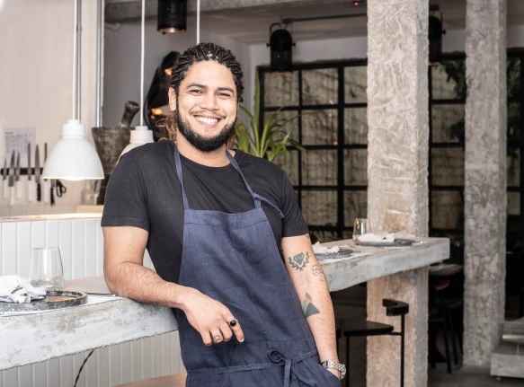 Chef baiano estampa capa da Veja São Paulo Comer & Beber ao lado de outros talentos