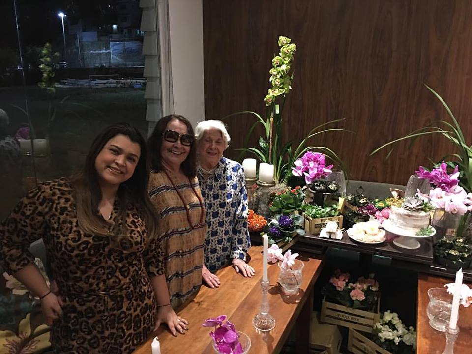 Preta Gil aterrissa em Salvador para participar do aniversário de sua mãe, Sandra Gadelha
